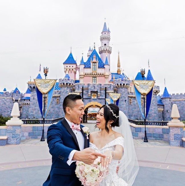 Una boda con carroza, castillo, vestido de princesa y zapato de cristal
