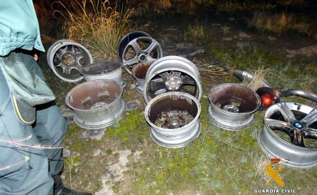 Dos detenidos, uno de ellos menor, tras robar medio centenar de llantas en Reocín