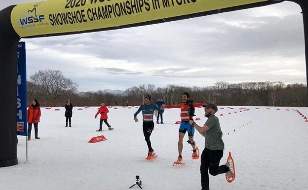 Revilla felicita a Roberto Ruiz y Lucía Ibáñez, campeón y subcampeona Mundial de raquetas de nieve