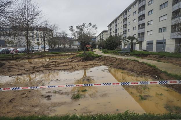 «Pretenden que entremos en estos garajes y esto es una auténtica piscina»