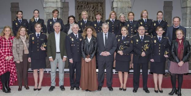 «Queda mucho por hacer, pero ya es más común ver a mujeres policía en puestos de alto mando»