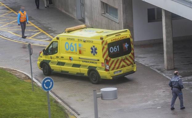 Una única ambulancia recorre la región para recoger las muestras de casos sospechosos