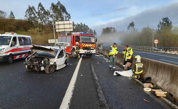 Dos heridos tras impactar un turismo y un autobús en la A-8 a la altura de Cabezón de la Sal