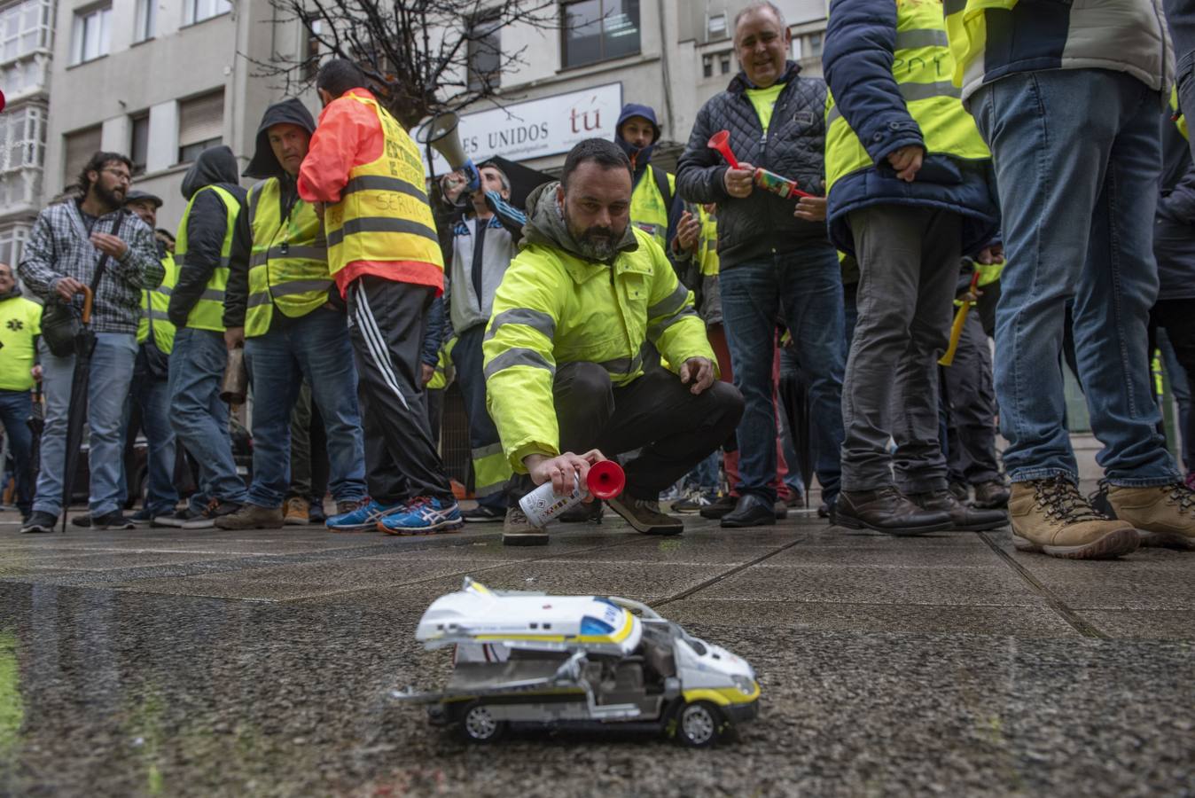 Los trabajadores del transporte sanitario, convocados a una huelga este viernes