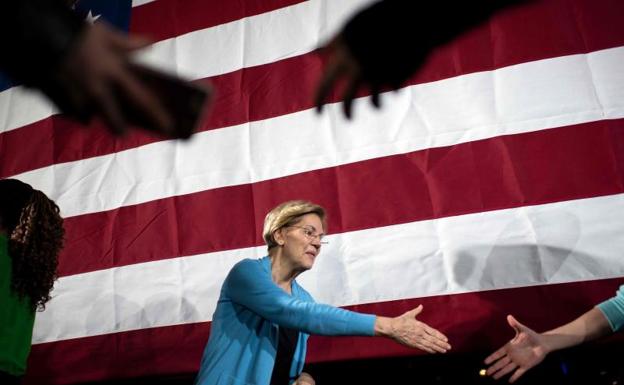 Elizabeth Warren se retira de la carrera demócrata sin apoyar a Sanders