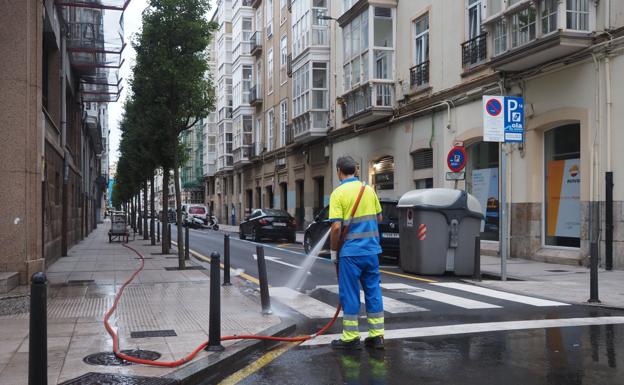 La adjudicataria de la limpieza de Santander dice que está «cumpliendo el contrato»