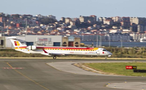 Cantabria recupera los vuelos a París y Alicante este verano