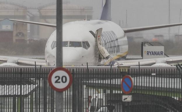 Retienen un avión de Ryanair en Parayas por una falsa alarma de coronavirus