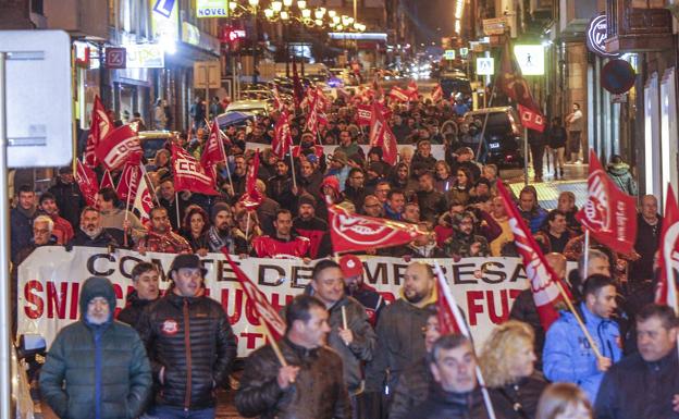 Unas 1.500 personas desafían a la lluvia en Torrelavega y reclaman el apoyo para la industria de Cantabria