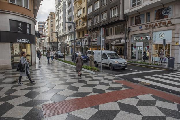 Isabel II estrena imagen con aceras más anchas y un carril menos para los coches