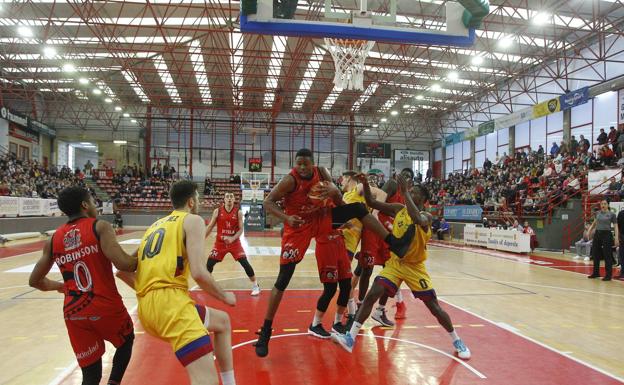 El Igualatorio Cantabria se condena en el último cuarto en su estreno en Torrelavega