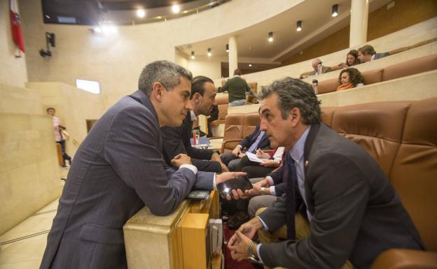 El Parlamento aprueba pedir ayuda para Sniace y el resto de la industria cántabra en Madrid