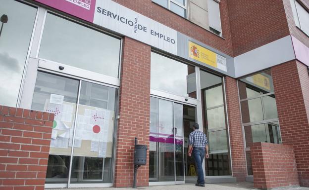 Los desempleados cántabros no tendrán que sellar el paro hasta nuevo aviso