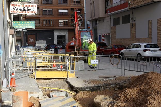 La calle Marqués de Santillana renueva la red de abastecimiento de agua y las aceras