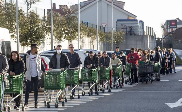 Los cántabros se lanzan a los supermercados a abastecerse