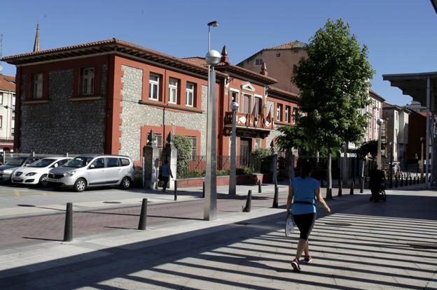 Torrelavega muda sus servicios para rehabilitar dos edificios emblemáticos