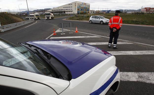 La Ertzaintza multa con 600 euros a conductores vizcaínos que iban de puente a Cantabria