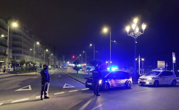 Policia nacional y local colaboran en controles en Santander y Torrelavega