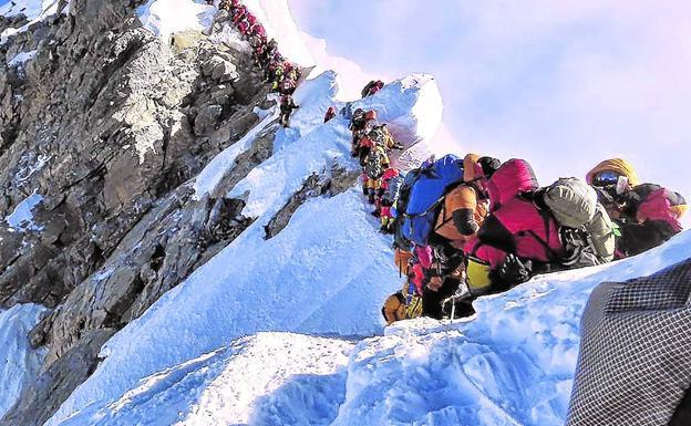 Un grupo de topógrafos chinos llega a la cima del Everest para medirlo con precisión