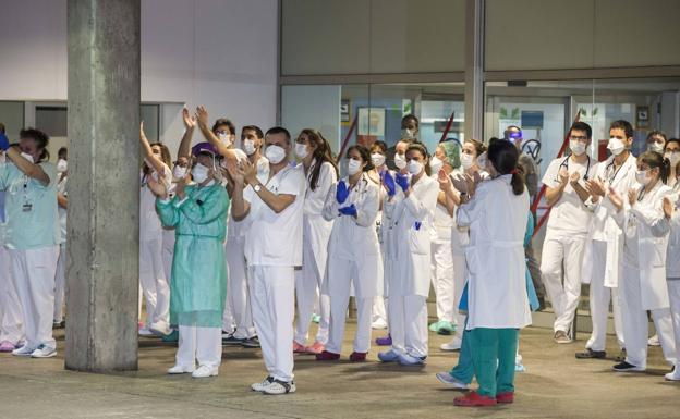 La Policía Nacional y la Local de Santander aplaudirán hoy a los sanitarios en Valdecilla