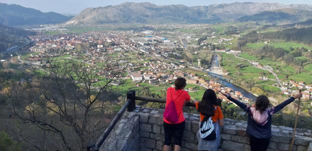 Los Corrales mejora los accesos al mirador del monte Gedo hacia el valle de Buelna