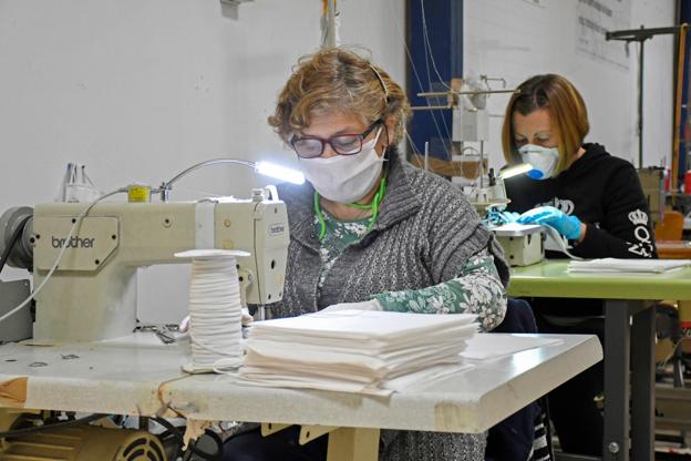 Un batallón de voluntarios confecciona mascarillas ante la escasez de material