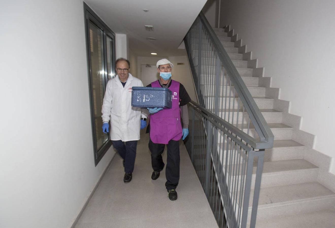 Reparto de menús escolares elaborados por Ampros en los domicilios de los alumnos