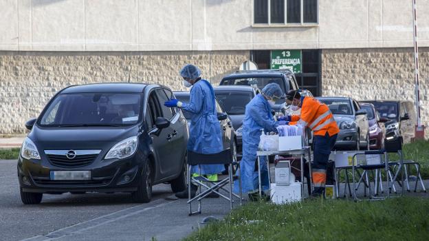 El nuevo laboratorio del Idival dispara la toma de muestras entre personal de colectivos esenciales