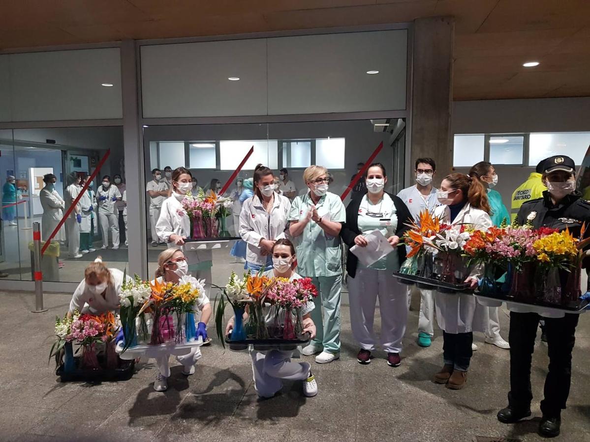 Reparto de flores en Valdecilla para los profesionales sanitarios y policías