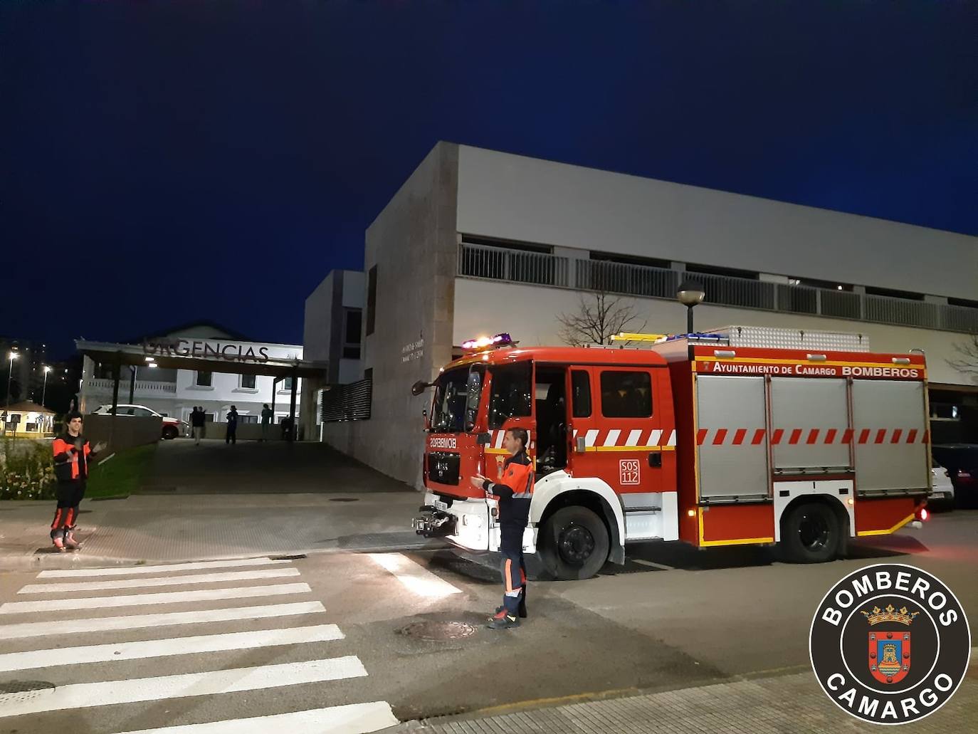 Los Bomberos de Camargo cantan el 'Cumpleaños Feliz' a los niños