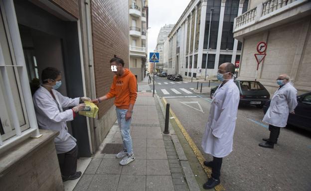 La crisis sanitaria duplica el reparto de comida de la Cocina Económica