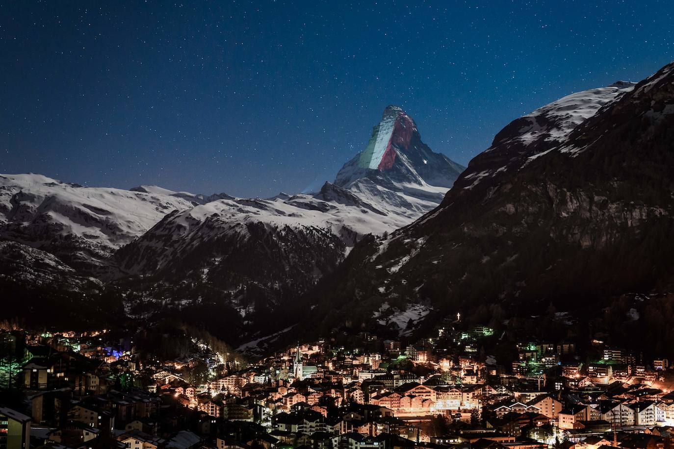 Iluminan el Cervino «como signo de esperanza y solidaridad» frentre al Covid-19