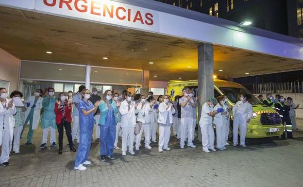 Más de 50 médicos, 15 MIR y 43 enfermeras, entre los sanitarios con Covid-19