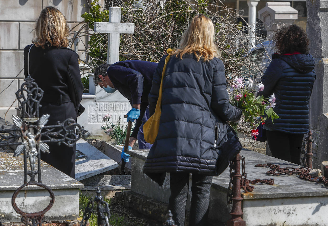 Un adiós sin familiares ni amigos ni despedidas