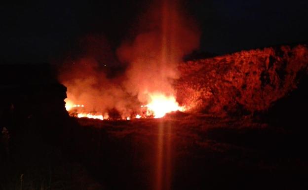 Apagado el incendio que amenazaba anoche un monte entre Elechas y Gajano