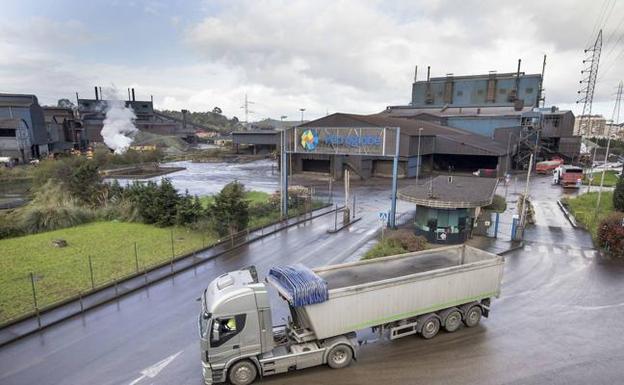 Las latas de alimentación 'salvan' la actividad de Ferroatlántica durante la parada industrial