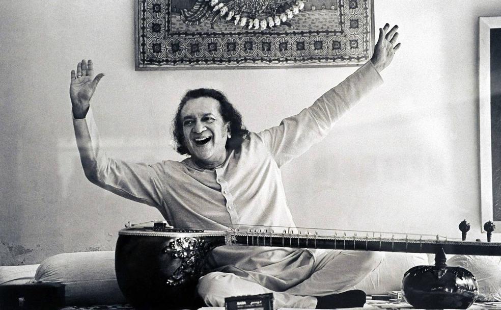 Un mundo confinado recuerda a Ravi Shankar, influencia india de The Beatles