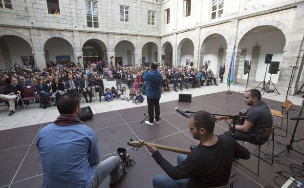 La Plataforma Romanés de Cantabria celebra el Día del Pueblo Gitano con una llamada a la unidad