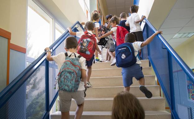 Los colegios de Infantil y Primaria de Cantabria contarán con 30 maestros menos el próximo curso