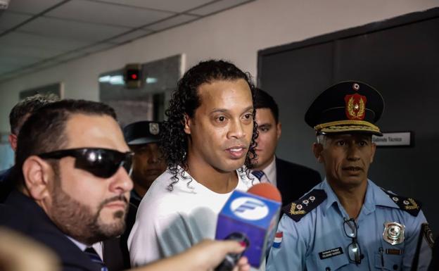 Conceden el arresto domiciliario a Ronaldinho tras el pago de una fianza millonaria