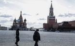 Dos policías patrullan por una vacía Plaza Roja de Moscú./EFE