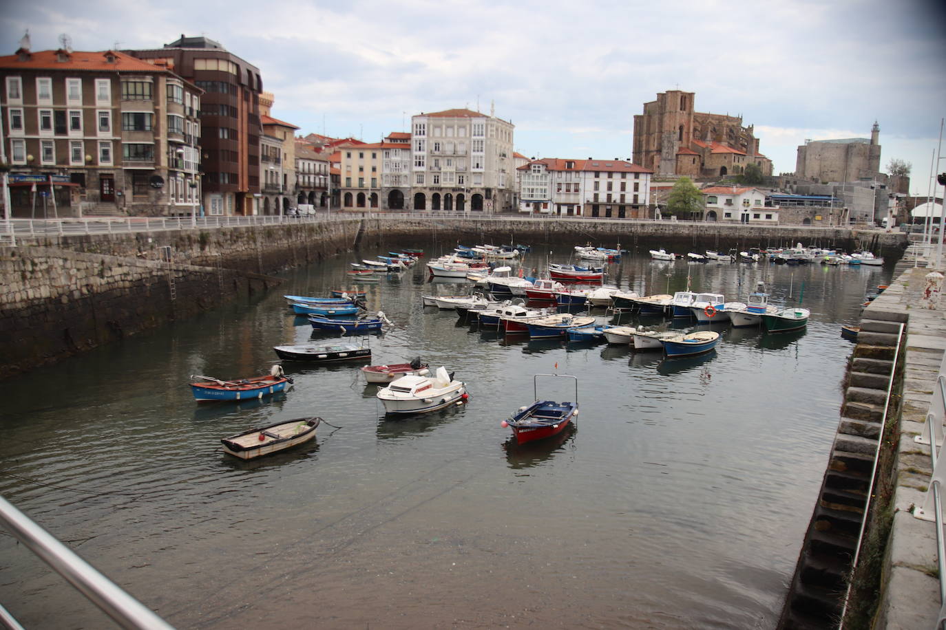 Un Castro Urdiales confinado este Viernes Santo