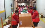 Trabajadores de la Cruz Roja y Protección Civil desempaquetando en Ampuero las mascarillas del Gobierno regional que hoy han empezado a repartir en Cantabria./DM