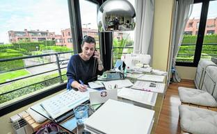 La alcaldesa de Santander, Gema Igual, se ha montado su oficina consistorial en el salón de su casa. DANIEL PEDRIZA/