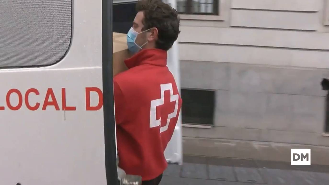 Cruz Roja recoge las mascarillas para iniciar el reparto