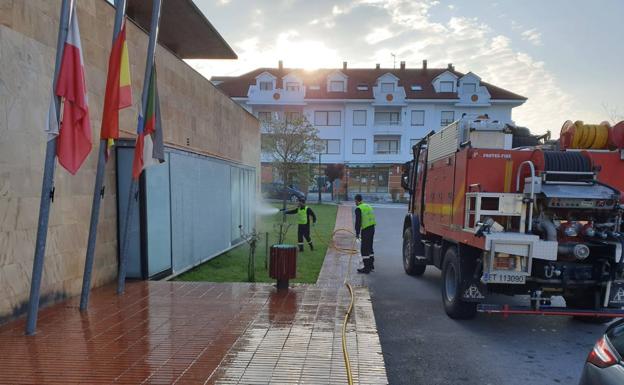 La UME prosigue las desinfecciones de centros de salud en Ampuero, Meruelo y Santoña