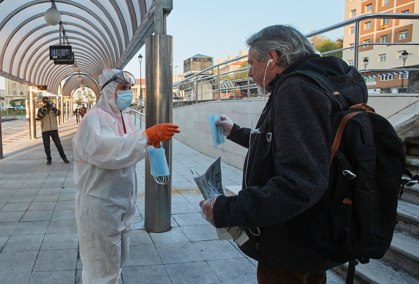 Reparto de mascarillas en Cantabria para los usuarios del transporte público