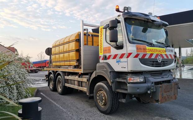 En directo | Camiones de salmuera desinfectarán 34 estaciones de servicio de las carreteras cántabras