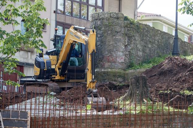 El nuevo ascensor de la calle Alta obliga a talar árboles centenarios