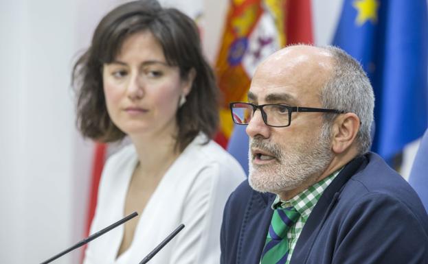 El consejero admite que la situación en las residencias «no está controlada»